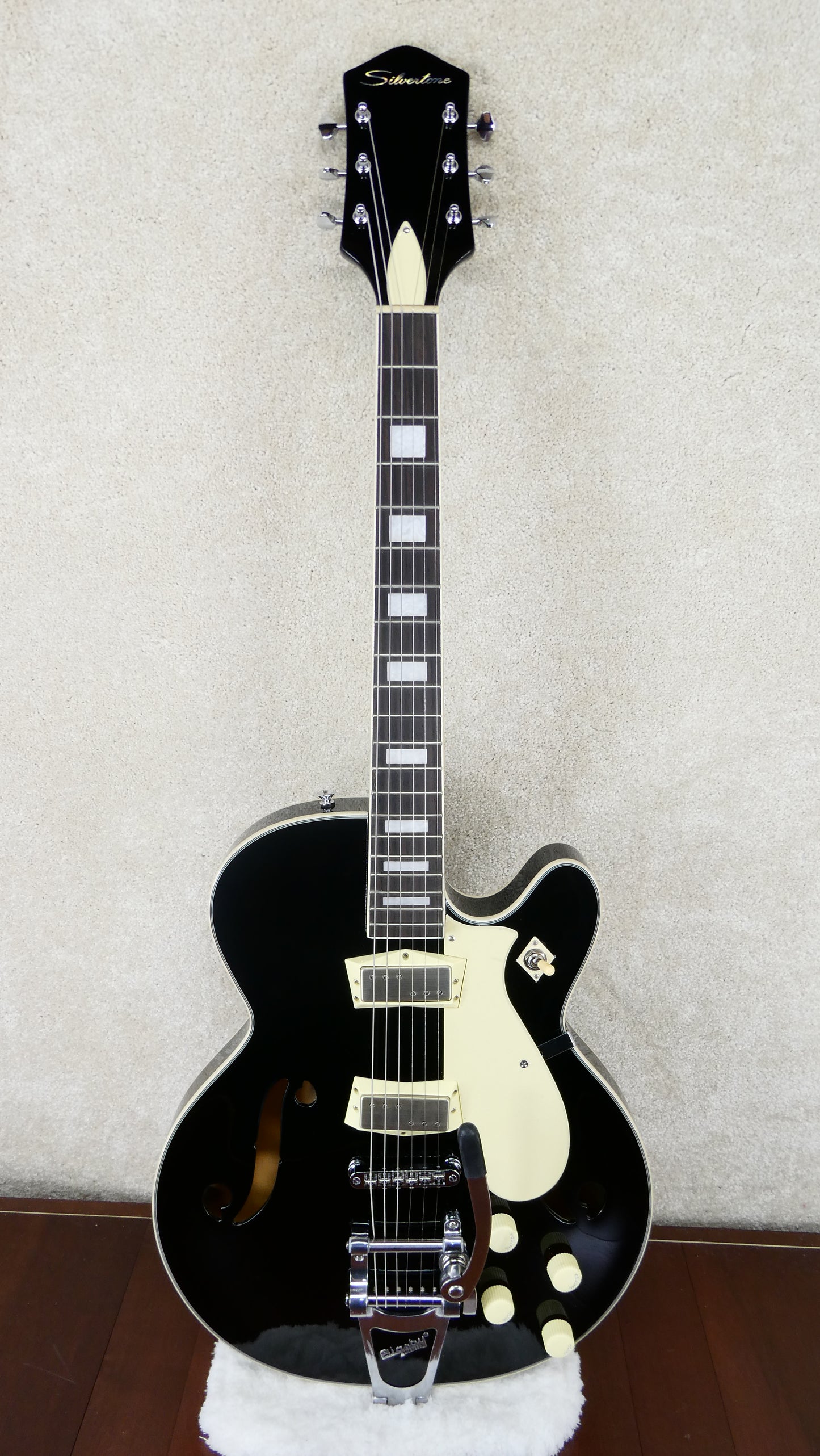 Silvertone 1446 1960s - Black w/Bigsby #M25111117 NEW