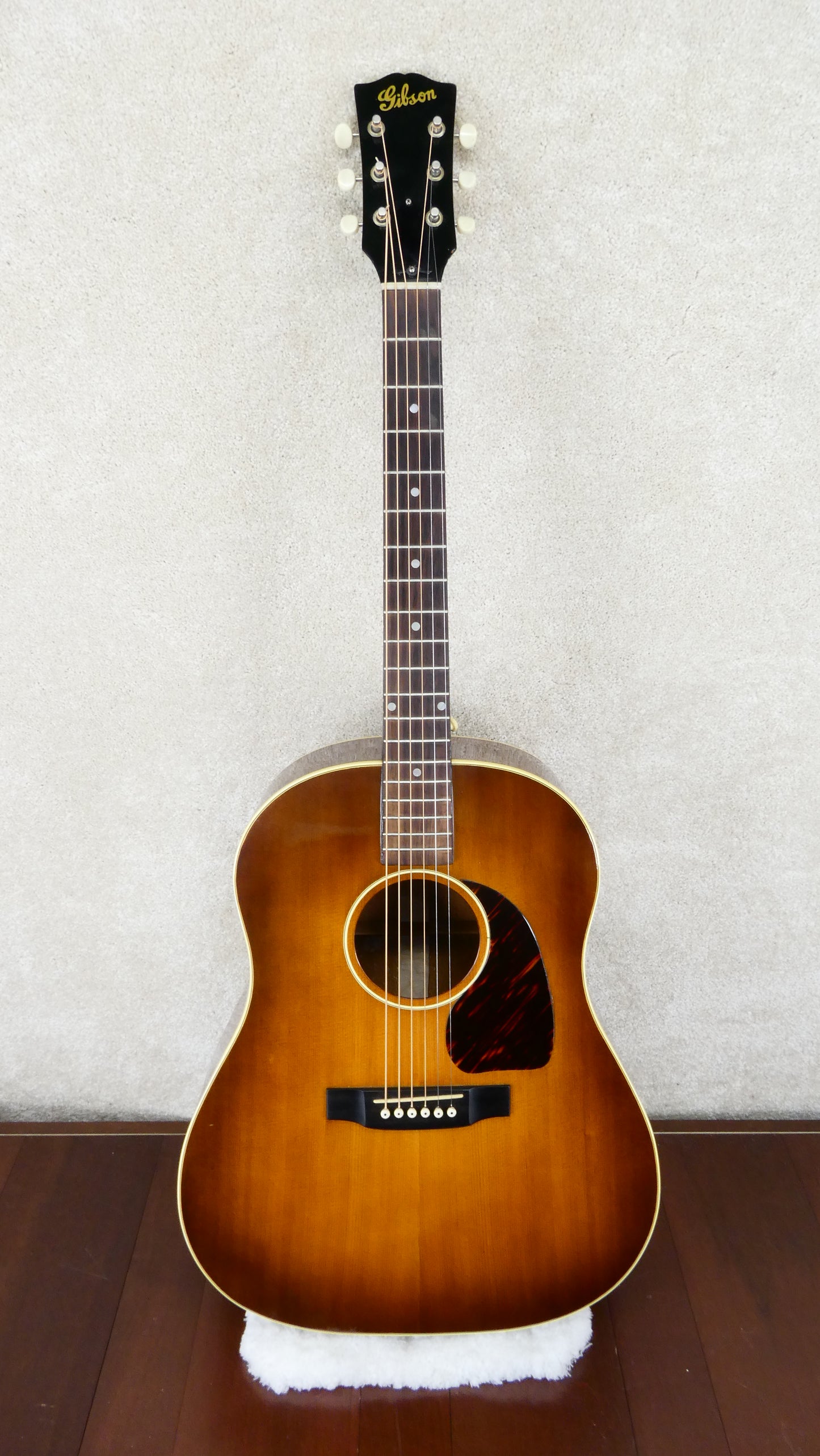 Gibson J 45 1951 - Sunburst w/Gibson HSC #6572 27 Refinished and re decaled