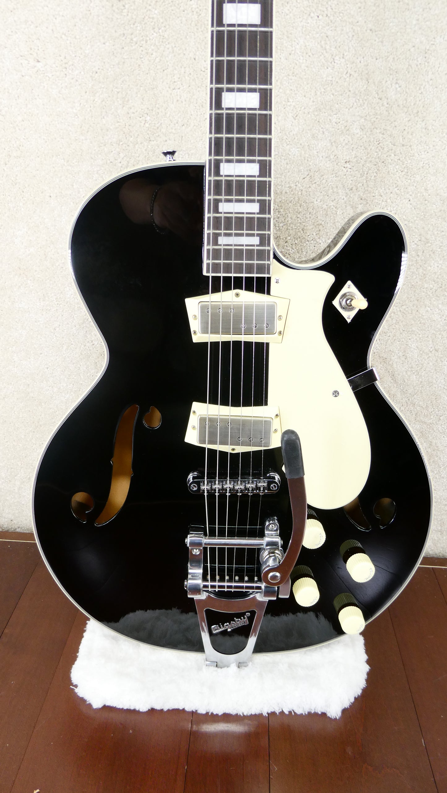 Silvertone 1446 1960s - Black w/Bigsby #M25111117 NEW