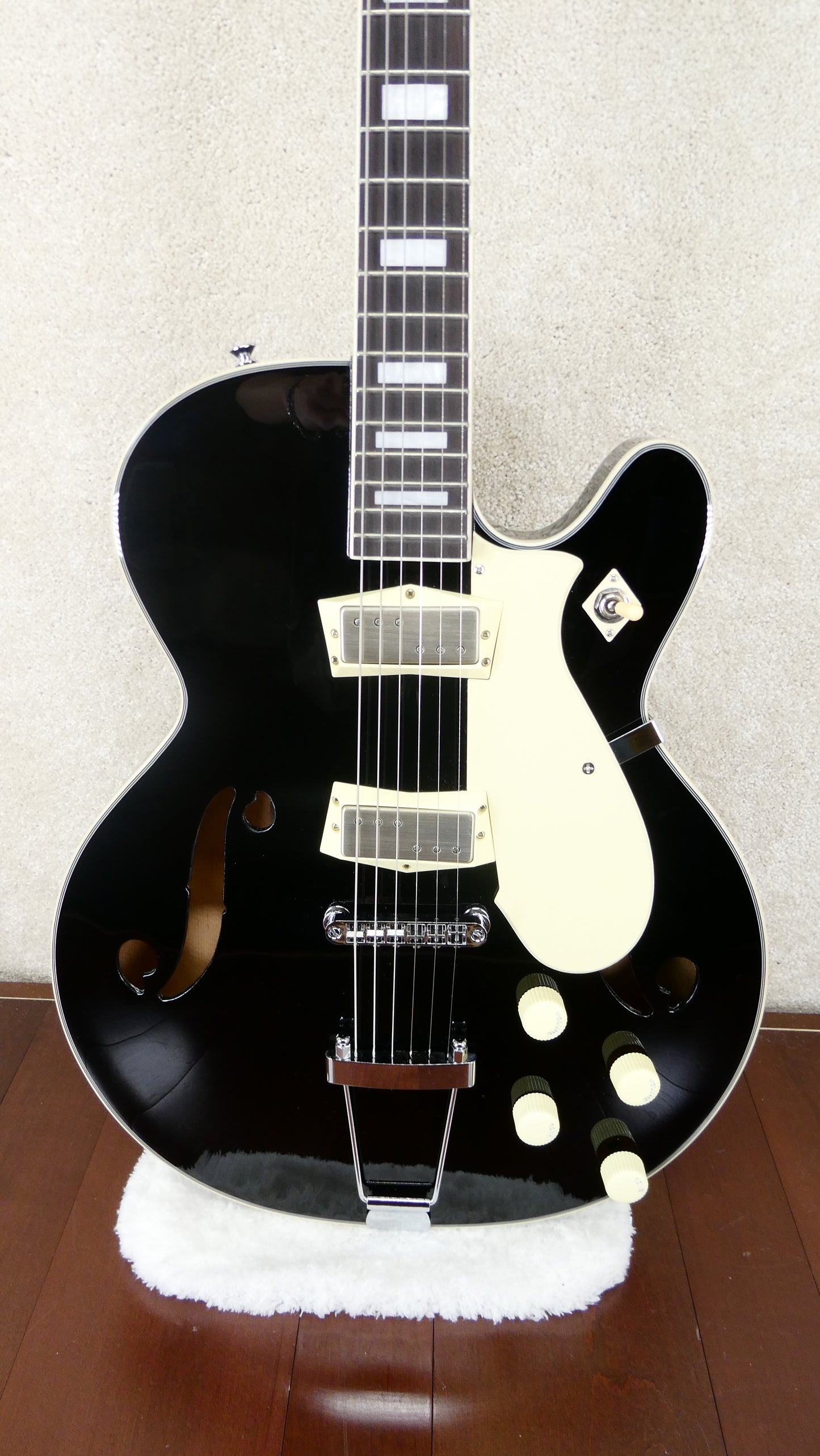 Silvertone 1446 1960s - Black #M25111129 NEW  With Trapeze Tailpiece