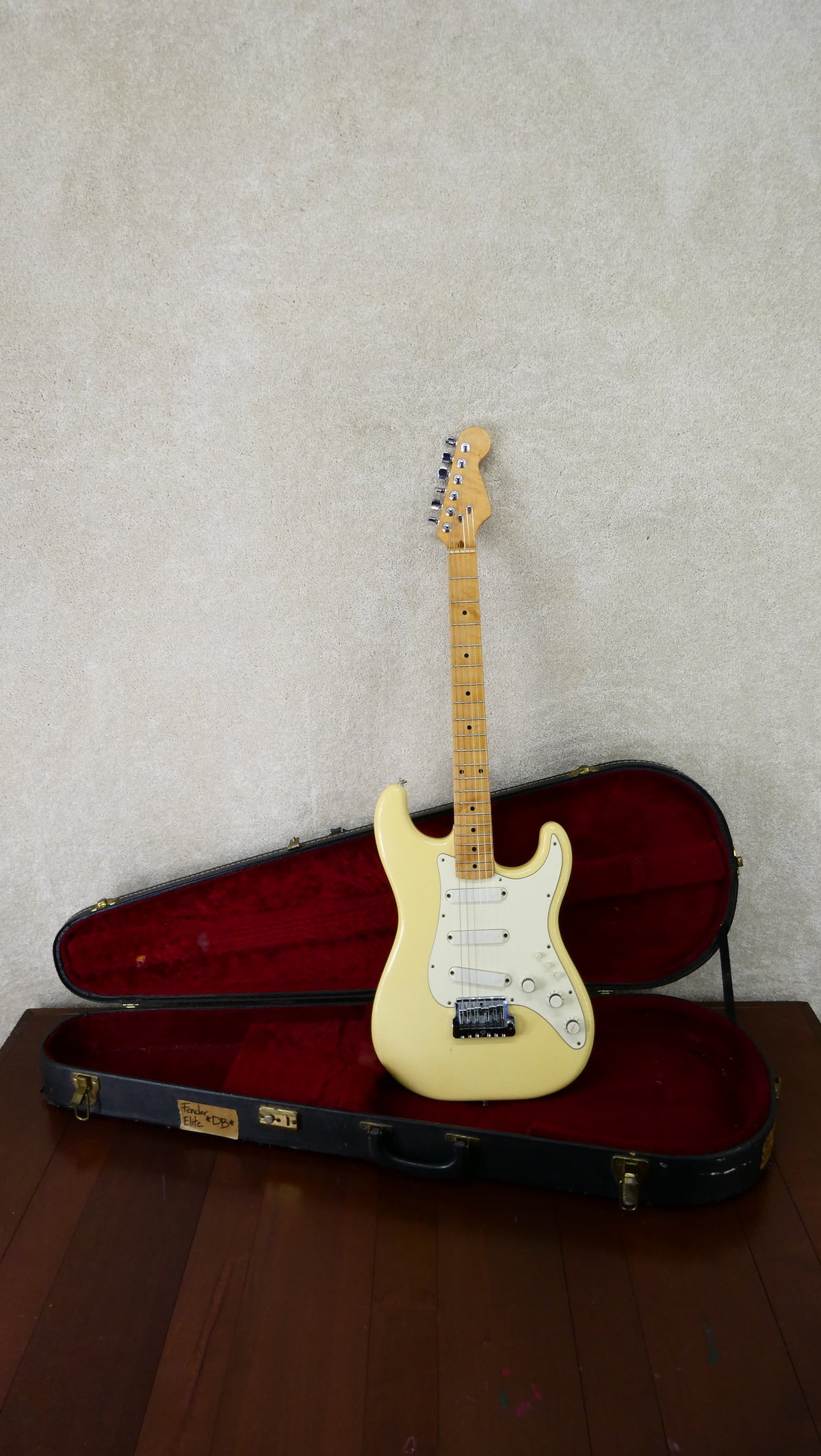 Fender Elite w/HSC USED