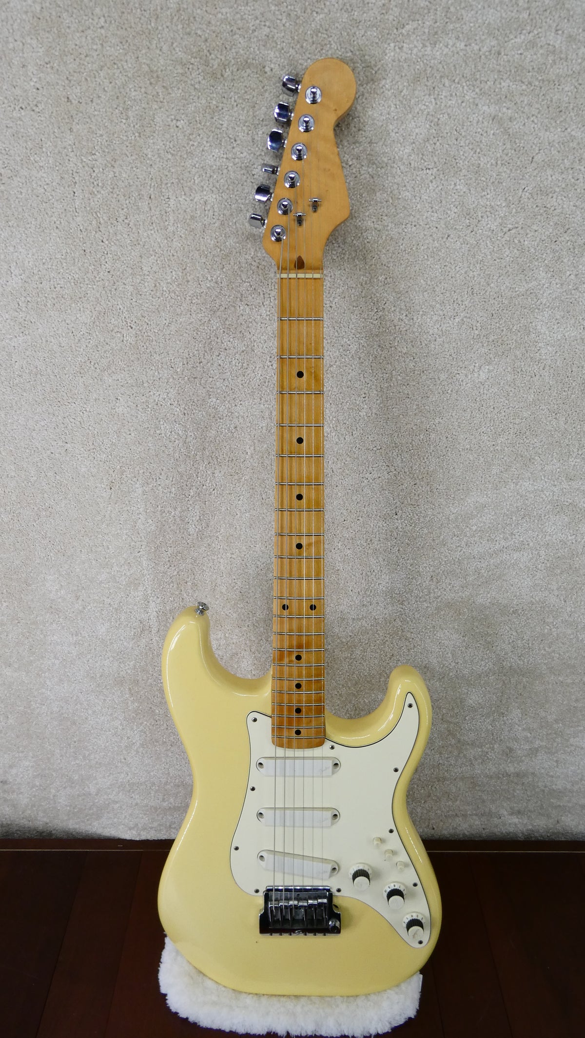 Fender Elite w/HSC USED