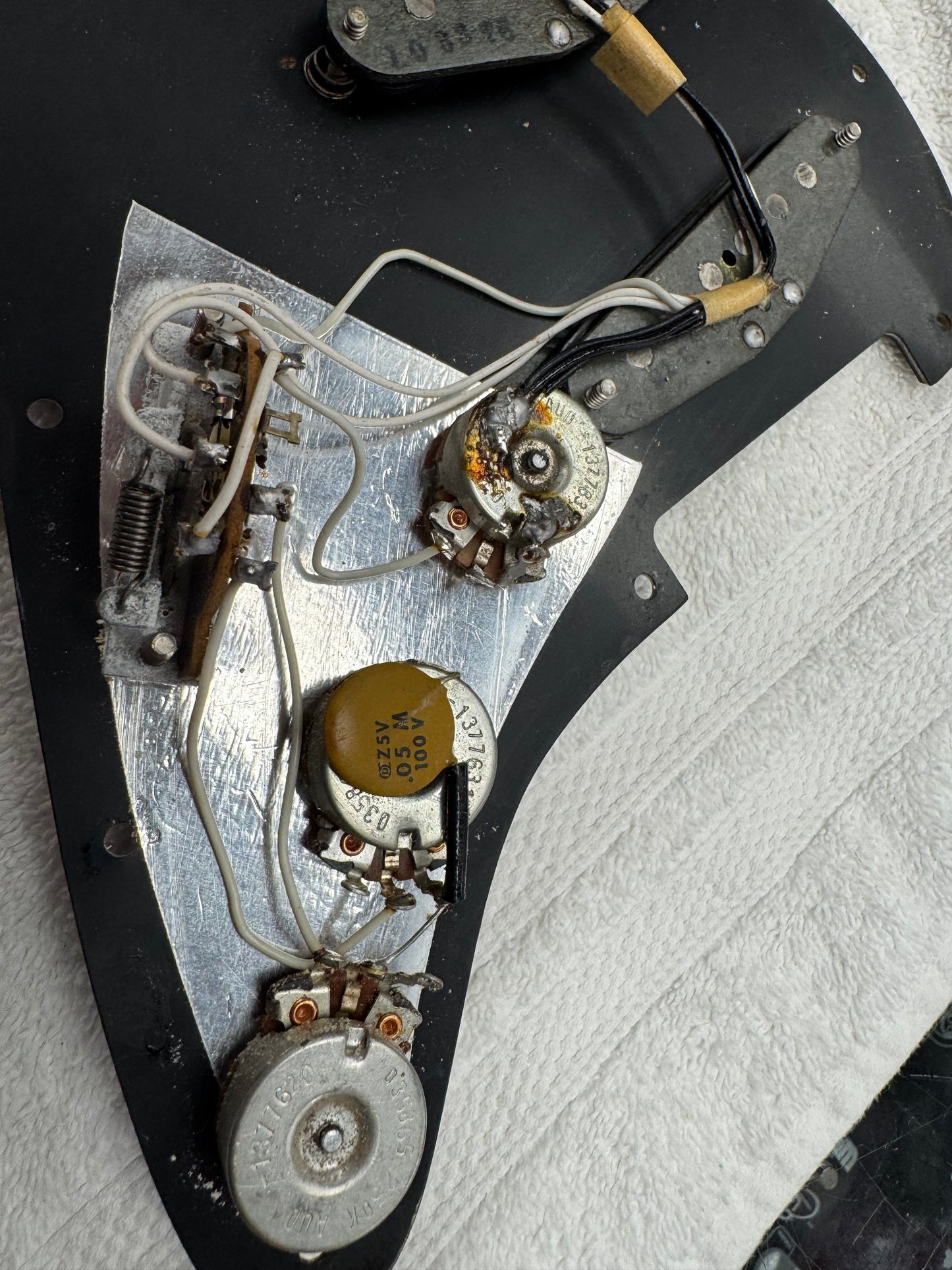 Fender Stratocaster Loaded Pickguard 1977 - Black