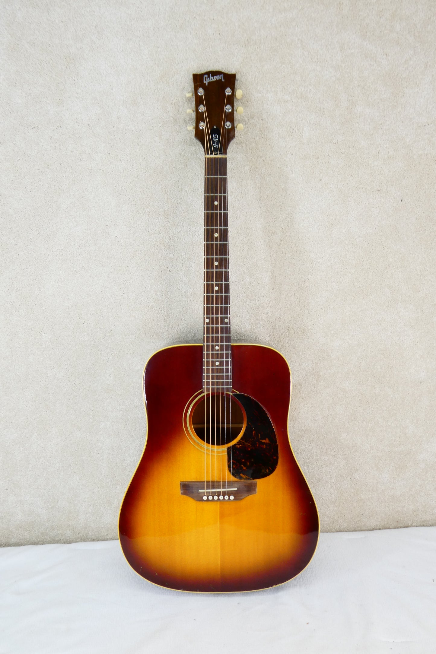 Gibson  J 45  1970-72 - Sunburst  W/HSC