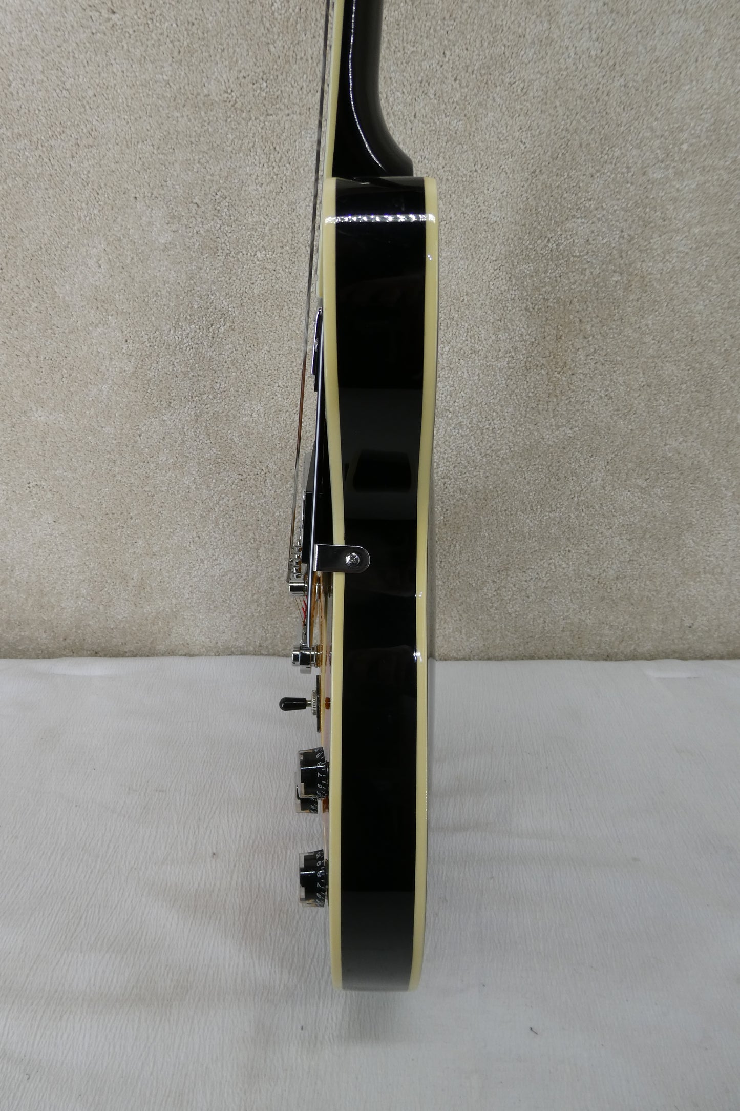 Firefly Semi Hollowbody humbucker guitar !