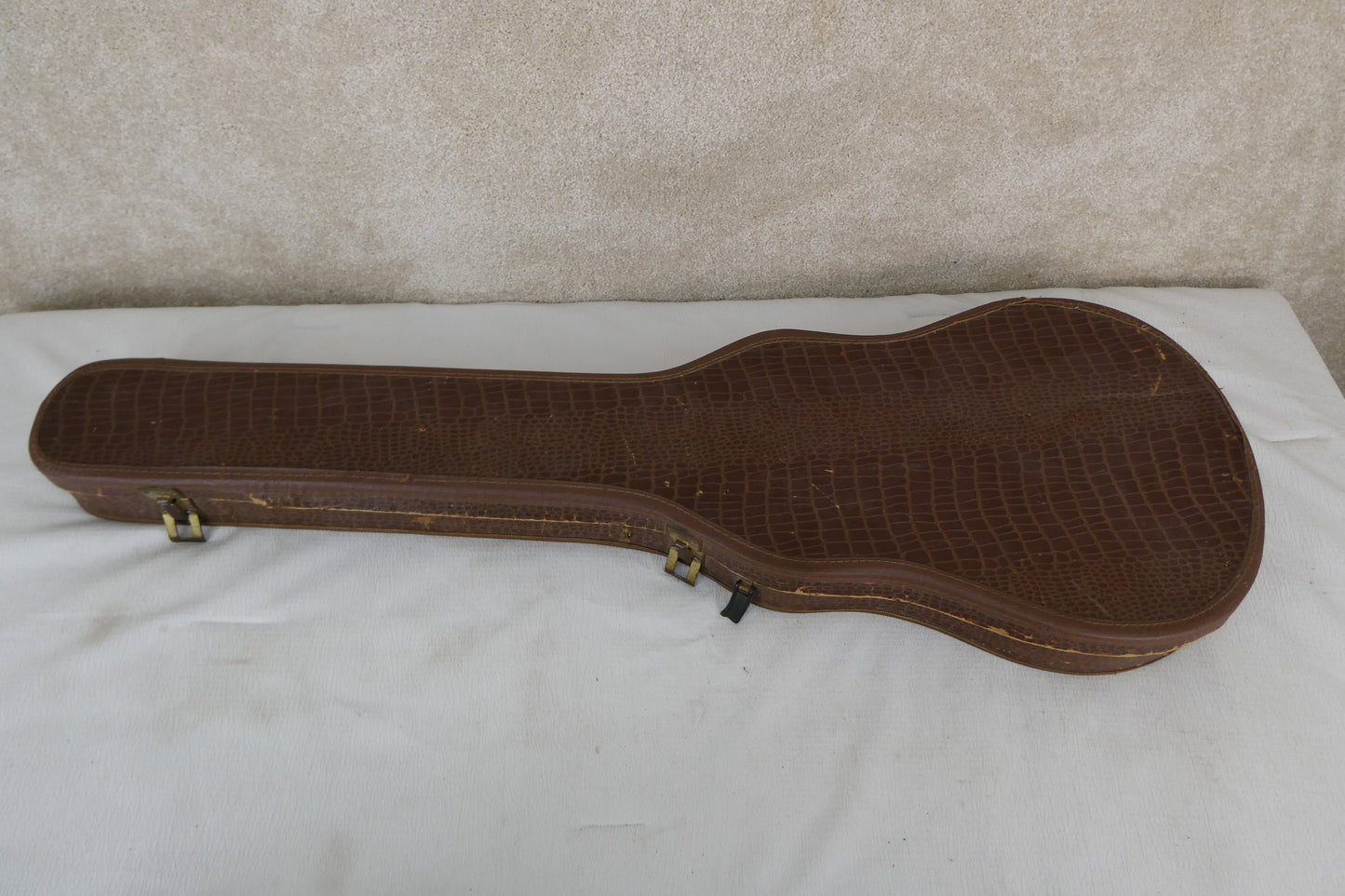 Gibson Melody Maker 1963-64 With Alligator Chip case