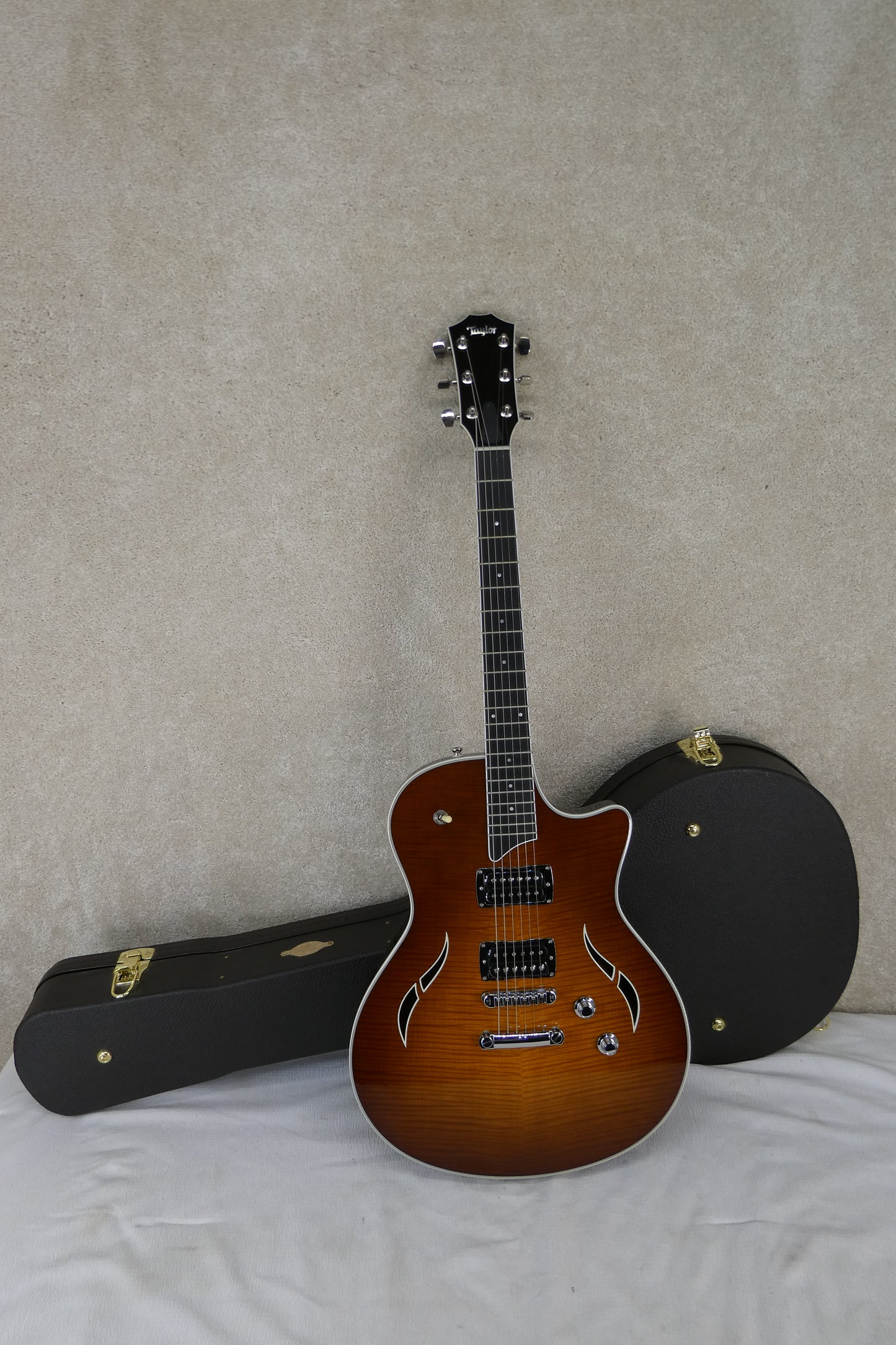 Taylor T3  With OHSC A great almost unplayed example !